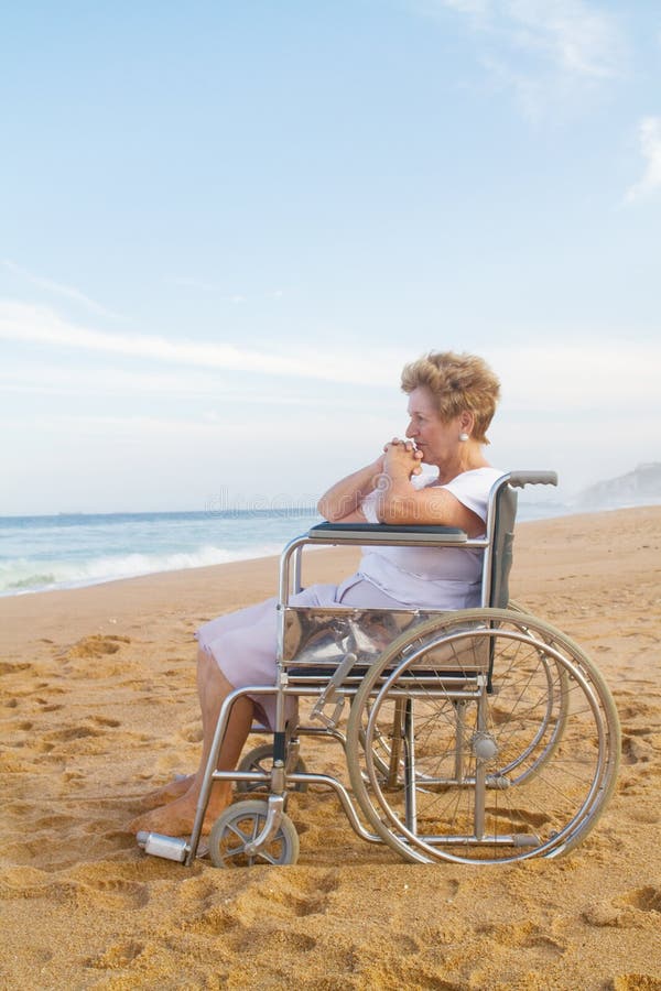 Femme aîné handicapé sur la plage images stock Femme aîné handicapé sur la plage images stock
