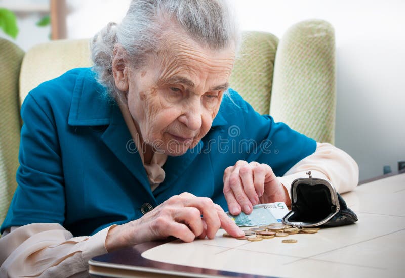 Femme aînée comptant l'argent images stock Femme aînée comptant l'argent images stock