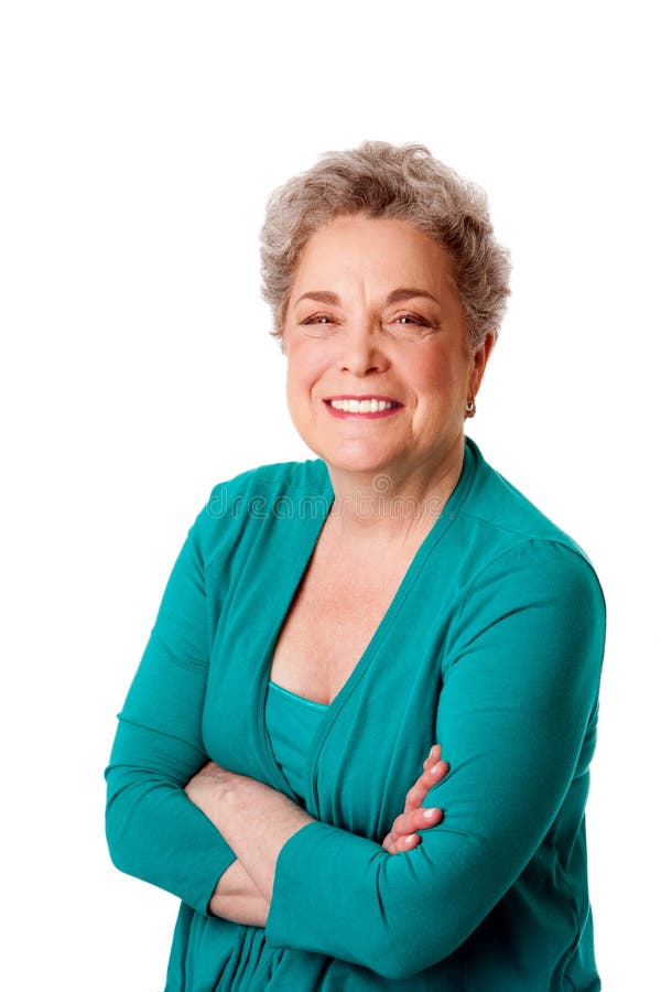 Femme aînée de sourire heureuse avec des bras croisés photo stock Femme aînée de sourire heureuse avec des bras croisés photo stock