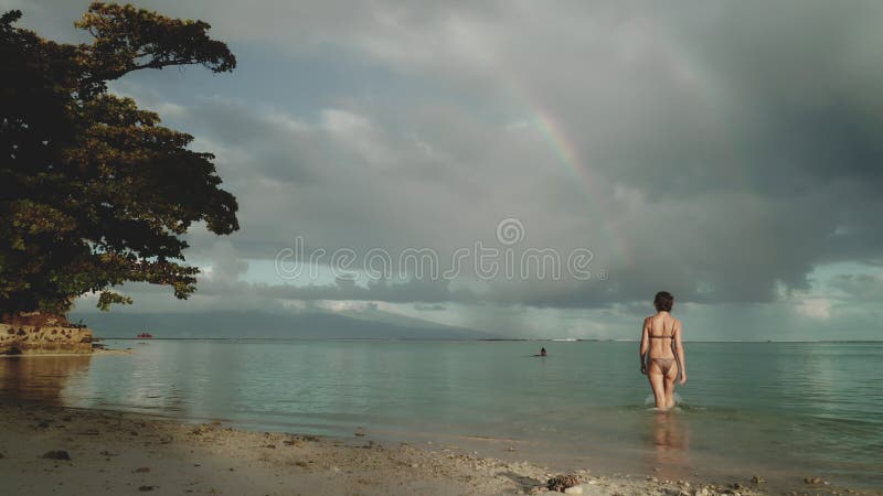 Femme bikini marche océan banque de vidéos