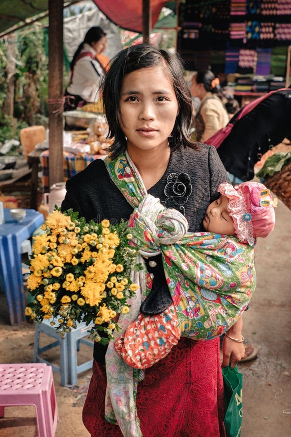 Femme birmanne heureuse de portrait avec son enfant photo libre de droits Femme birmanne heureuse de portrait avec son enfant photo libre de droits