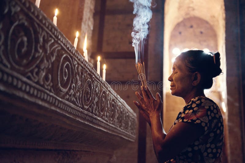 Femme birmanne priant dans le temple photo stock Femme birmanne priant dans le temple photo stock