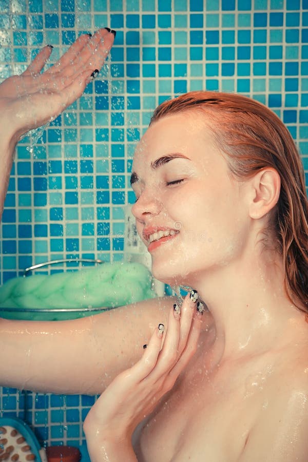 Femme blond dans la douche photos stock Femme blond dans la douche photos stock