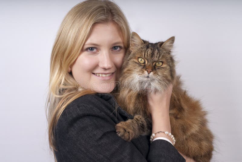 Femme Blond Retenant Le Chat Brun Image Stock Image Du Aimable Tete