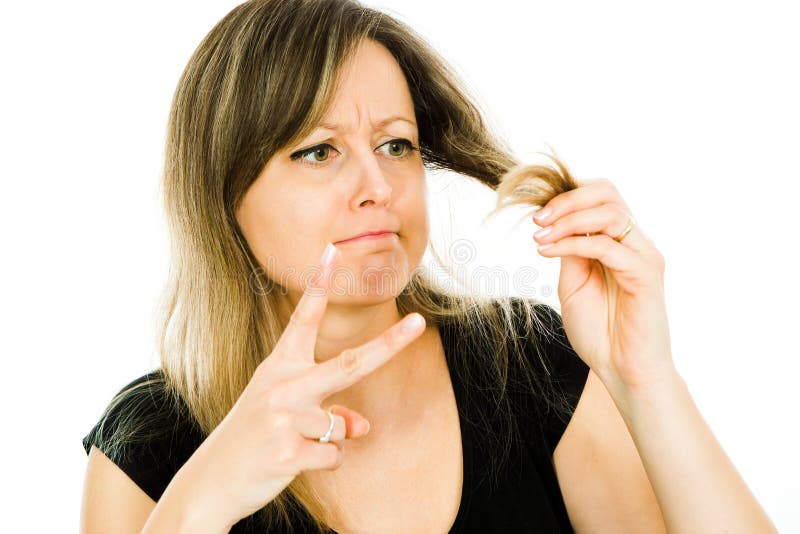Femme blonde - femme au foyer - ayant le probl?me avec de longs poils droits - la coupe de cheveux a eu besoin photos libres de droits Femme blonde - femme au foyer - ayant le probl?me avec de longs poils droits - la coupe de cheveux a eu besoin photos libres de droits