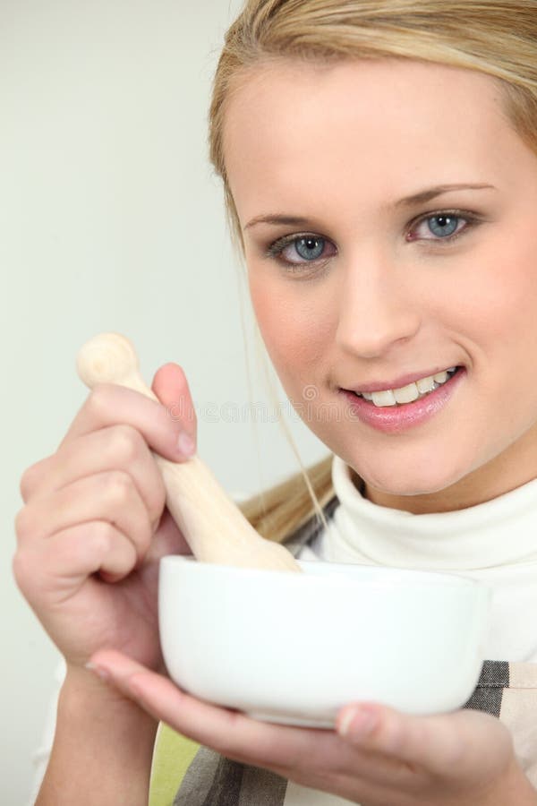 Femme blonde avec le mortier photo libre de droits Femme blonde avec le mortier photo libre de droits