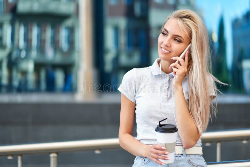 Femme blonde d'affaires parlant au téléphone portable avec le client photos libres de droits Femme blonde d'affaires parlant au téléphone portable avec le client photos libres de droits