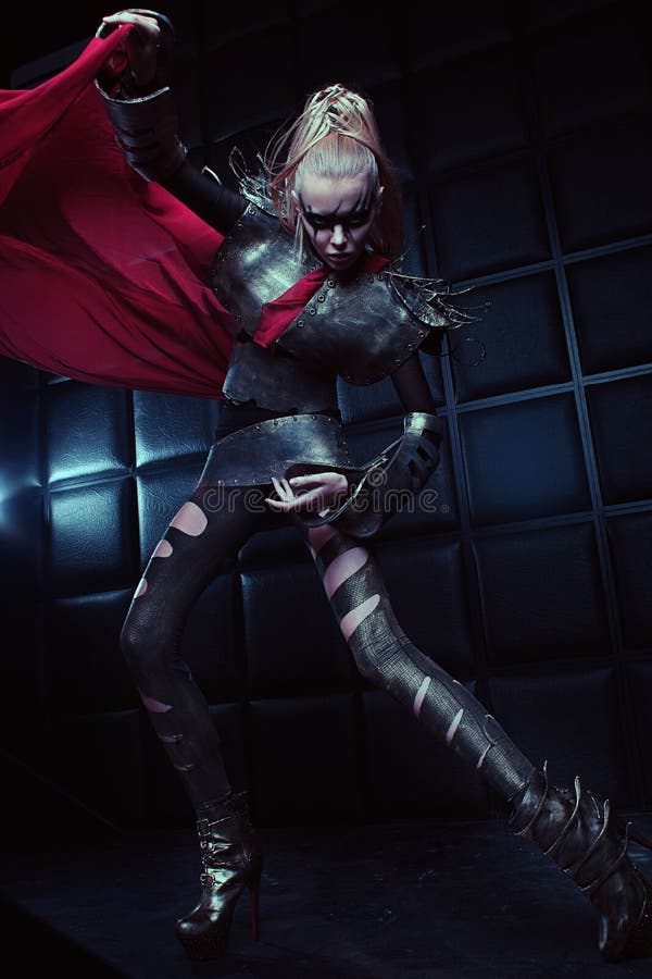 Femme blonde dans la pose en acier d'armure photos stock Femme blonde dans la pose en acier d'armure photos stock