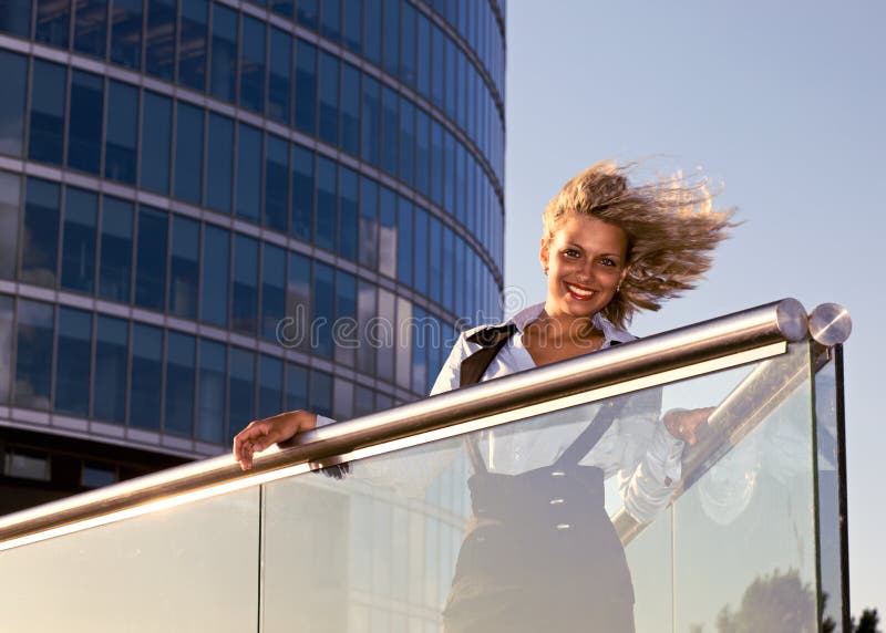 Femme blonde heureuse. photographie stock Femme blonde heureuse. photographie stock