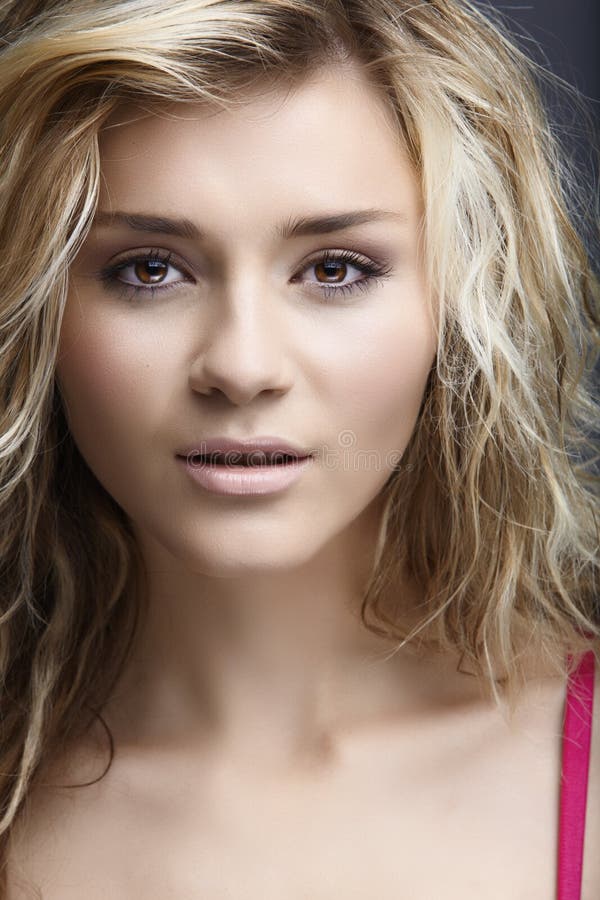 Femme blonde normale. image stock. Image du teint, femme 12439265