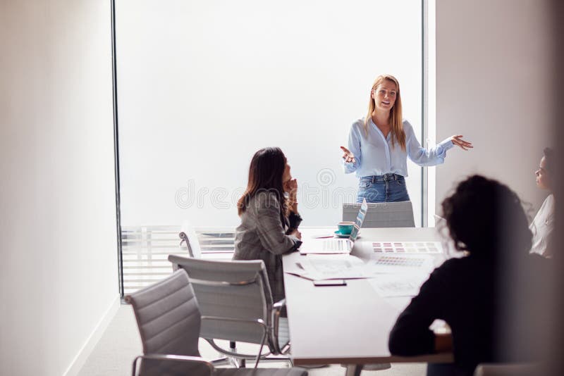 Femme Boss Explique À L'Équipe De Jeunes Femmes D'Affaires Rencontre Autour D'Une Table Dans Un Bureau Moderne