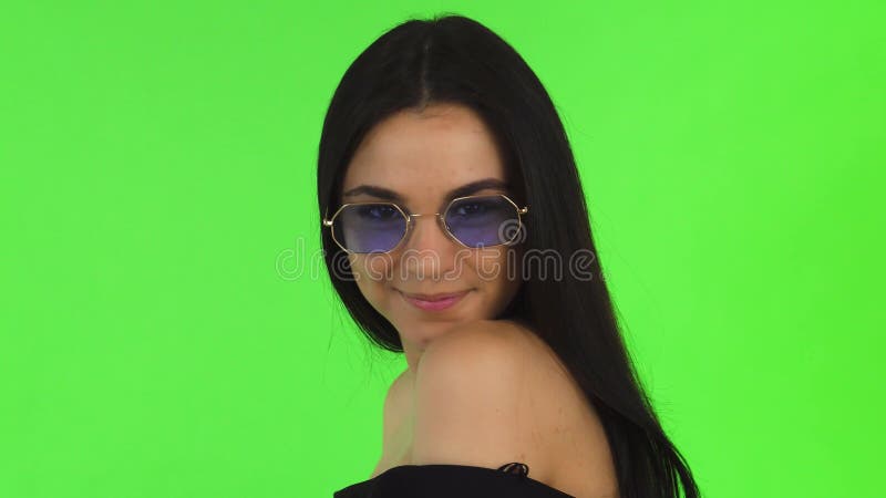 Femme brune radiante souriant brillamment dans des lunettes bleues élégantes clips vidéos