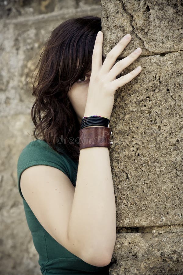 Femme caché images stock