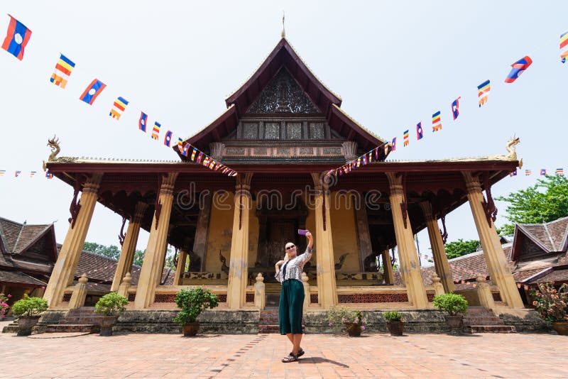 Femme caucasienne blonde faisant le selfie devant Wat Sisaket à Vientiane, Laos image stock Femme caucasienne blonde faisant le selfie devant Wat Sisaket à Vientiane, Laos image stock