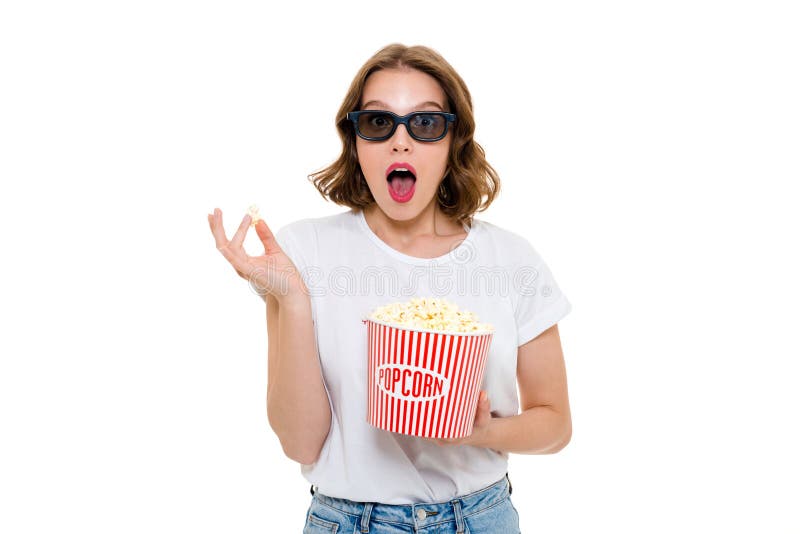 Femme caucasienne choquée tenant le maïs de bruit portant les lunettes 3d image stock Femme caucasienne choquée tenant le maïs de bruit portant les lunettes 3d image stock