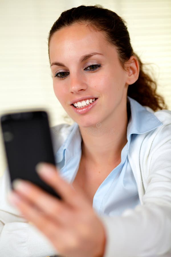 Femme caucasienne parcourant l'Internet sur le portable photos stock Femme caucasienne parcourant l'Internet sur le portable photos stock