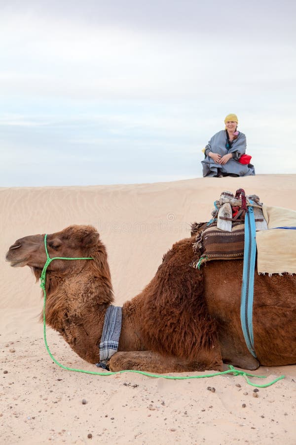 Femme caucasienne s'asseyant sur la dune de sable dans le désert photographie stock Femme caucasienne s'asseyant sur la dune de sable dans le désert photographie stock