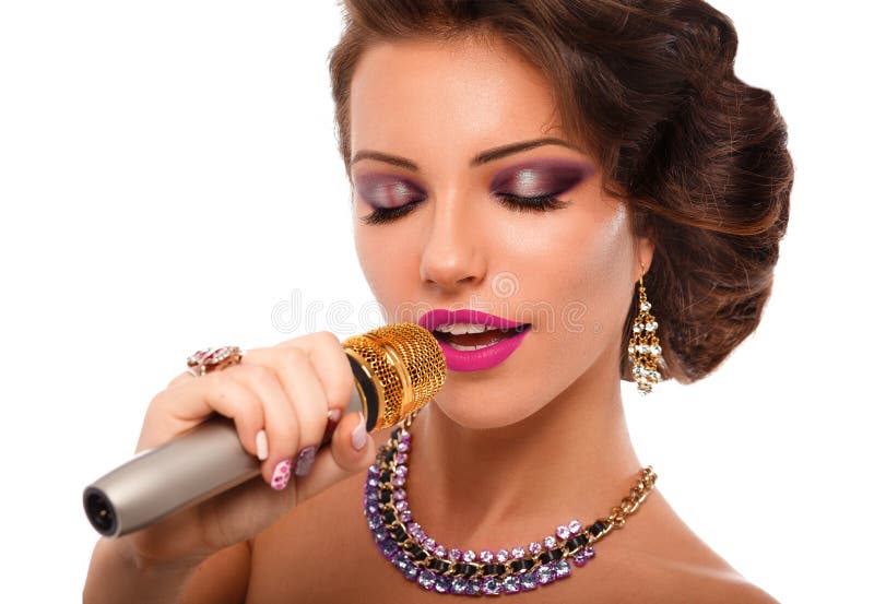 Femme chanteur avec le microphone Chanteur Girl Portrait de charme Chanson de karaoke image libre de droits Femme chanteur avec le microphone Chanteur Girl Portrait de charme Chanson de karaoke image libre de droits