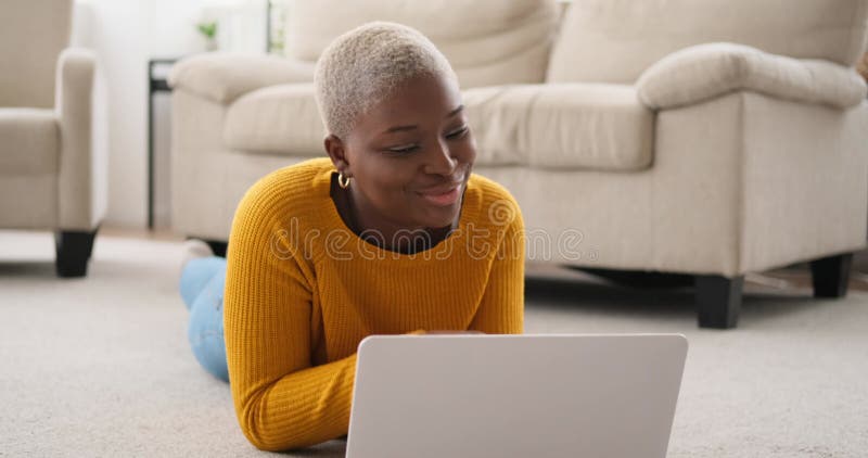 Femme chat vidéo en utilisant ordinateur portable à la maison banque de vidéos