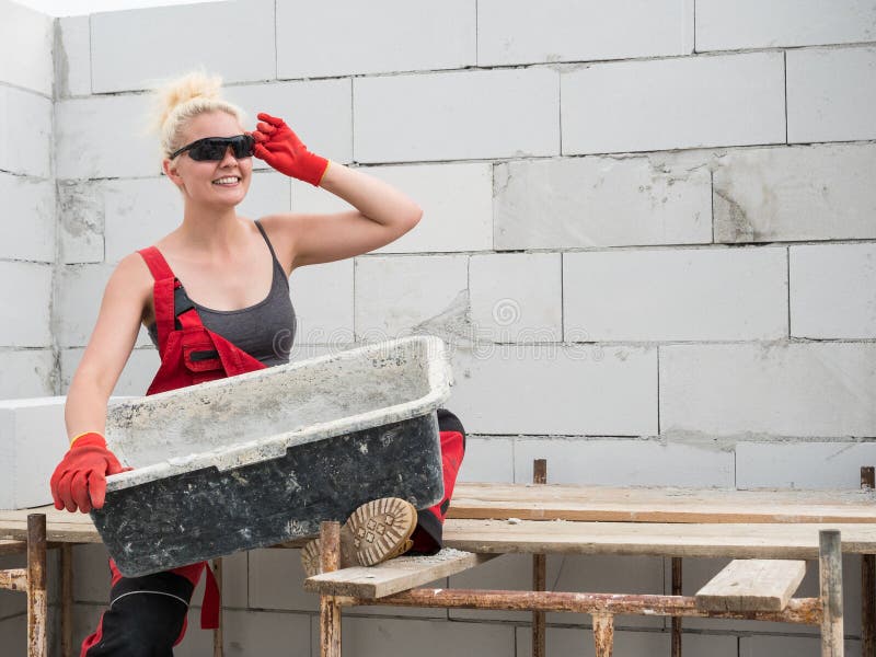 Femme constructrice en train de construire une nouvelle maison image libre de droits