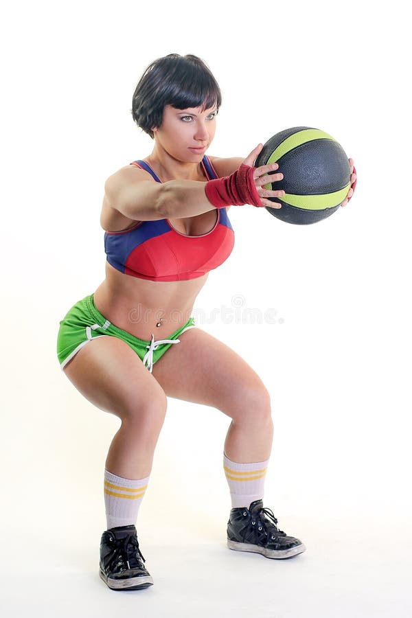 Femme convenable sur un fond blanc tenant une boule de gymnase photo libre de droits Femme convenable sur un fond blanc tenant une boule de gymnase photo libre de droits