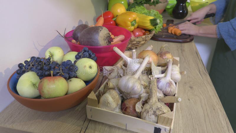 Femme coupant des carottes pour le jus de légumes