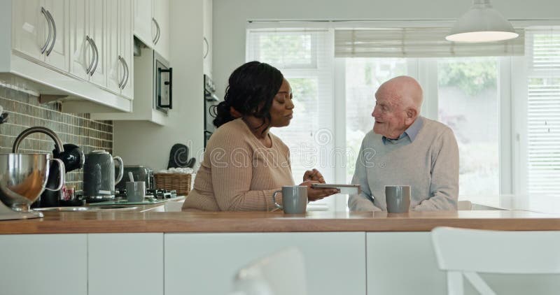 Femme couple interracial et tablette pour le divertissement à la maison par le service de streaming film ou jeu. Personne âgée banque de vidéos