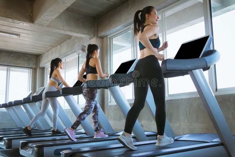 Femme courant dans une salle de sport sur un concept de tapis roulant de l'exercice photographie stock libre de droits