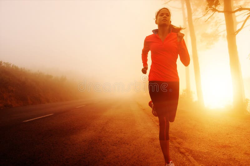 Femme courante de lever de soleil image libre de droits Femme courante de lever de soleil image libre de droits