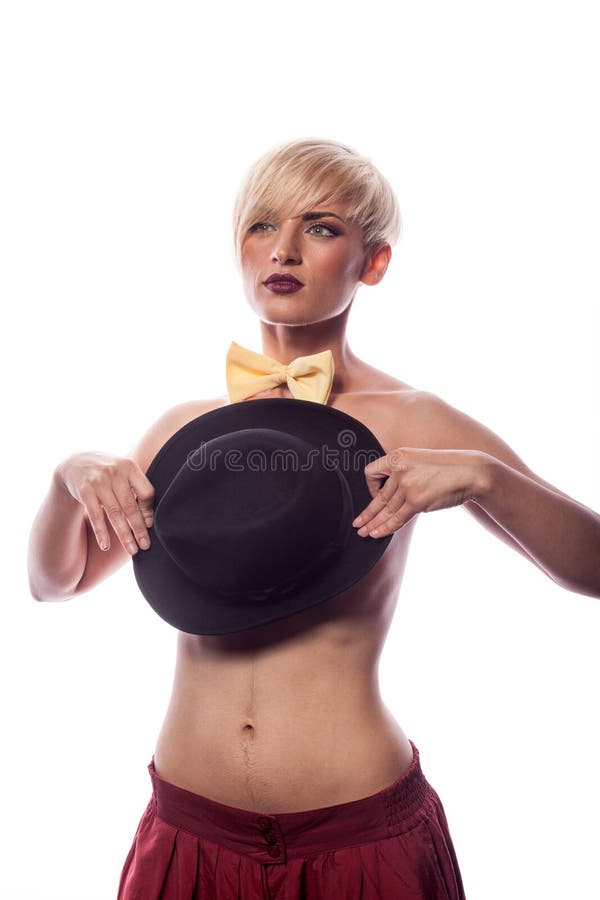 Femme couvrant ses seins de chapeau images libres de droits Femme couvrant ses seins de chapeau images libres de droits