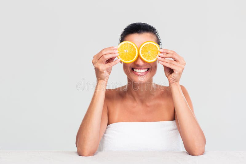 Femme couvrant ses yeux d'orange