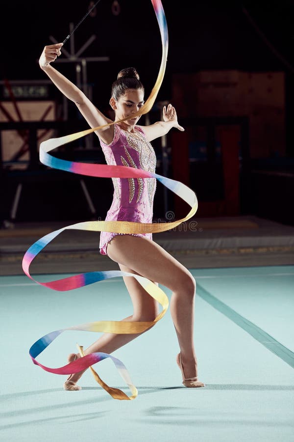 Danse Ruban Et Gymnastique Rythmique Femme En Gym Avec Action Et  Performance Pour La Forme. Athlète De Compétition Et Image stock - Image du  fuselage, danse: 284685129