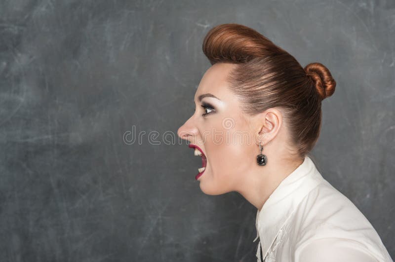Femme hurlant de colère photographie stock