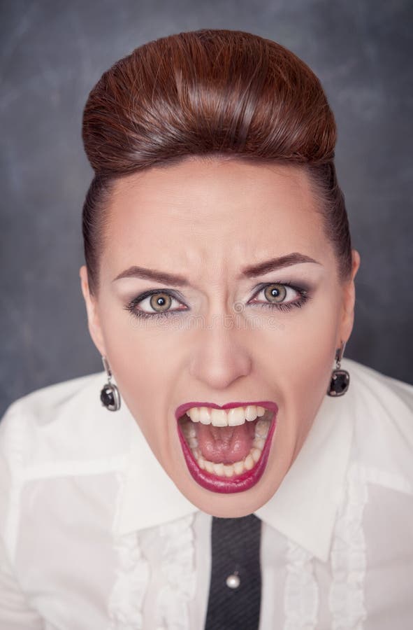 Femme criant avec rage image stock