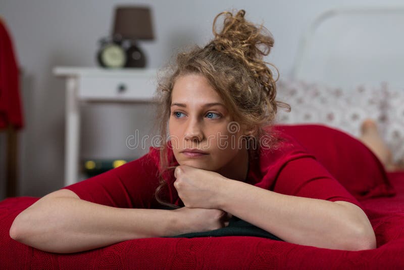 Femme célibataire dans le lit