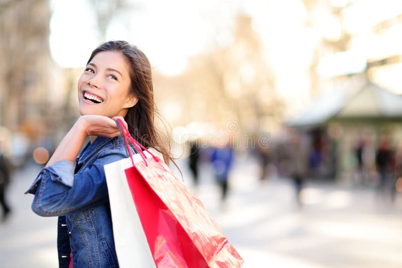 Femme d'achats heureuse et regardante loin photo libre de droits Femme d'achats heureuse et regardante loin photo libre de droits