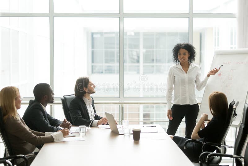 Femme d'affaires d'afro-américain présentant l'exposé à l'exécutif photo libre de droits Femme d'affaires d'afro-américain présentant l'exposé à l'exécutif photo libre de droits
