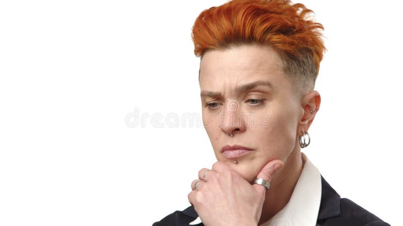 Femme d'affaires attentionnée avec des piercings en tenue professionnelle réfléchir profondément banque de vidéos