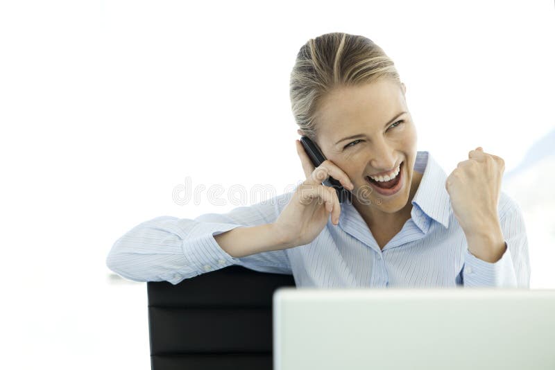 Femme d'affaires au téléphone sur le lieu de travail photos stock Femme d'affaires au téléphone sur le lieu de travail photos stock