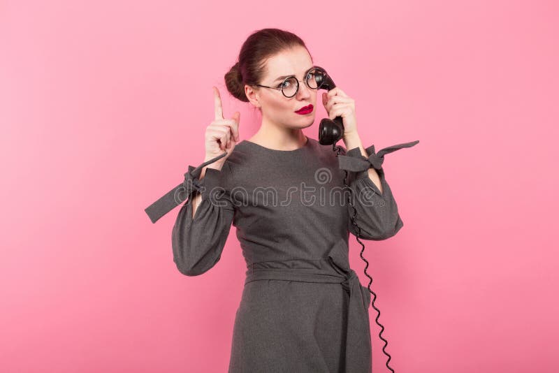 Femme d'affaires avec le petit pain et le téléphone de cheveux images libres de droits Femme d'affaires avec le petit pain et le téléphone de cheveux images libres de droits