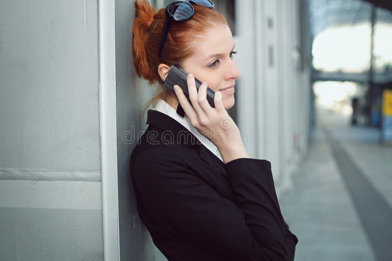 Femme d'affaires avec le portable images stock Femme d'affaires avec le portable images stock