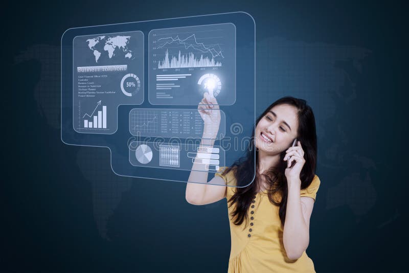 Femme d'affaires avec le téléphone portable et l'écran virtuel photographie stock libre de droits Femme d'affaires avec le téléphone portable et l'écran virtuel photographie stock libre de droits