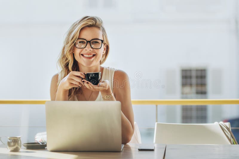 Femme d'affaires ayant le café au coffeeshop image libre de droits Femme d'affaires ayant le café au coffeeshop image libre de droits