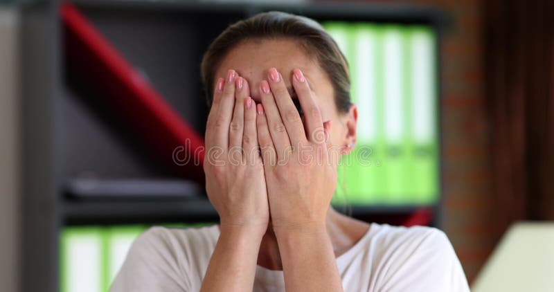 Femme d'affaires choquée au visage large et ouvert banque de vidéos