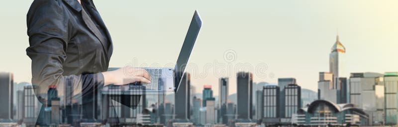 Femme d'affaires dactylographiant sur exposition d'ordinateur portable la double avec bleu photo stock Femme d'affaires dactylographiant sur exposition d'ordinateur portable la double avec bleu photo stock