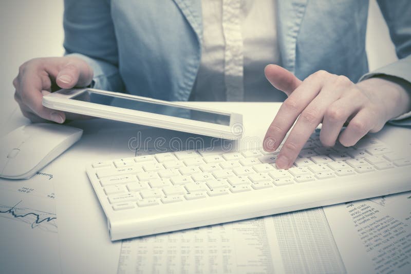 Femme d'affaires de comptabilité financière à l'aide de la tablette photos stock Femme d'affaires de comptabilité financière à l'aide de la tablette photos stock