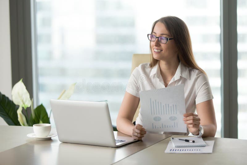 Femme d'affaires de sourire satisfaite du démarrage à croissance rapide, risin images stock Femme d'affaires de sourire satisfaite du démarrage à croissance rapide, risin images stock