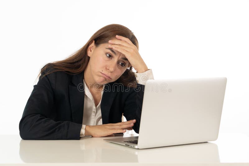 Femme d'affaires désespérée avec l'ordinateur images stock Femme d'affaires désespérée avec l'ordinateur images stock