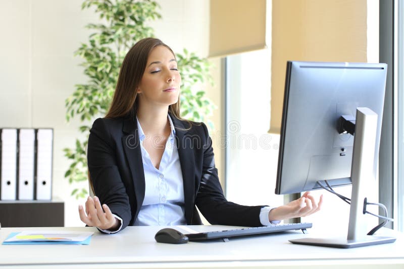 Femme d'affaires détendant faisant le yoga au bureau images libres de droits Femme d'affaires détendant faisant le yoga au bureau images libres de droits