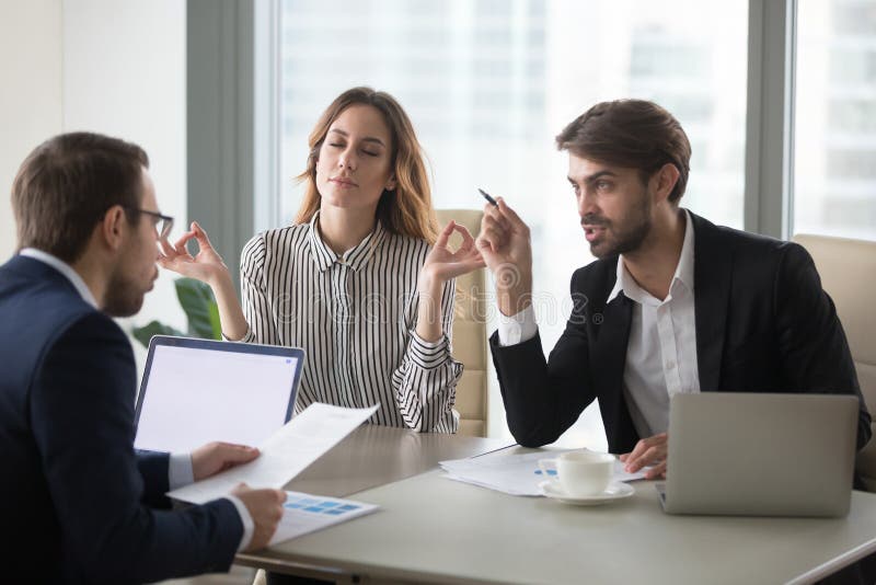 Femme d'affaires en bonne santé calme méditant au concept stressant de réunion de bureau photographie stock libre de droits Femme d'affaires en bonne santé calme méditant au concept stressant de réunion de bureau photographie stock libre de droits